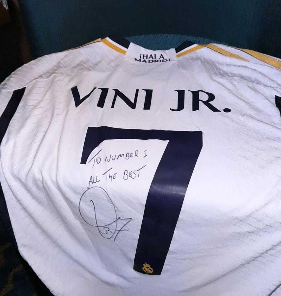 T-shirt signed by Vinícius Jr. / Instagram @champagnepapi